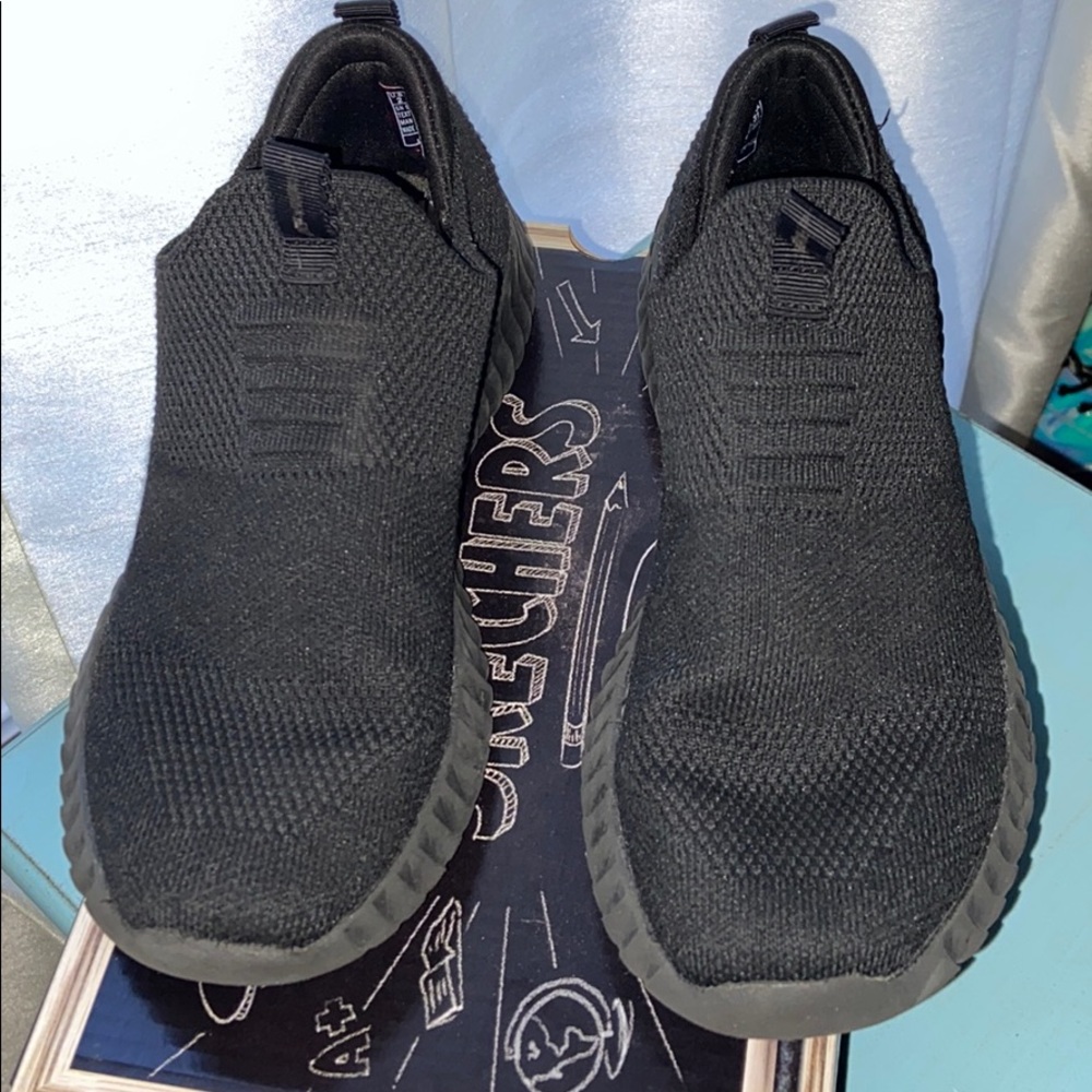 Sketchers girls school shoe size 2